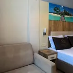 أكان بيتش بودروم